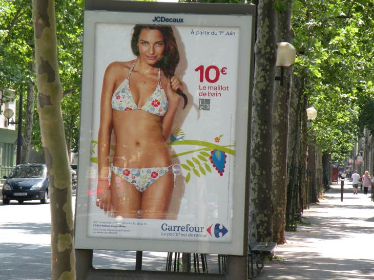  fille en maillot de bain carrefour à 1O euros